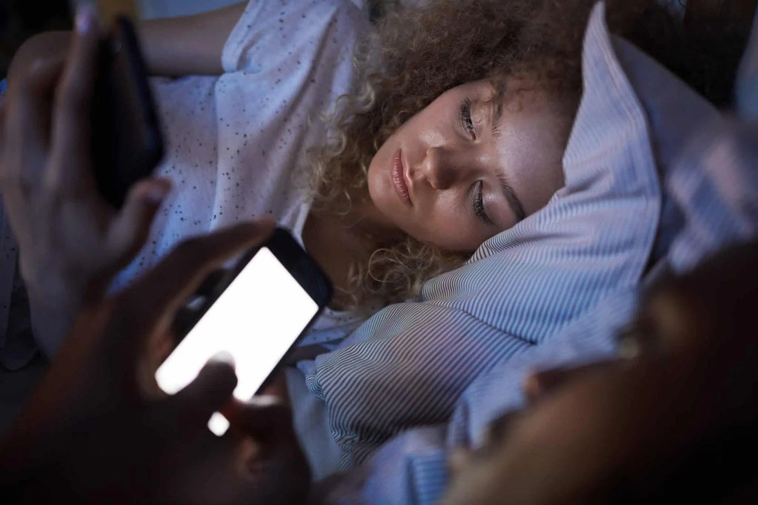 Lumière bleue des écrans : son impact surprenant sur votre sommeil